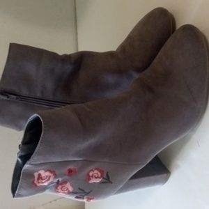 Women's Report Gray Suede Embroidered Boots Size 8
